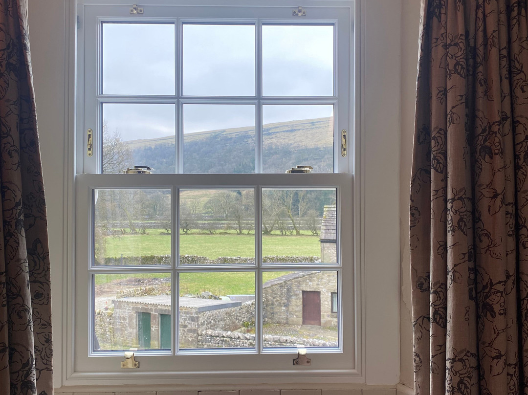 里顿皇后酒店主图