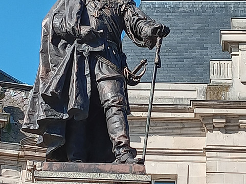 Statue de Charles de Gonzague-沙勒维尔梅济耶尔必去景点