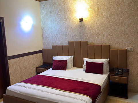 Orchid Inn By WI主图