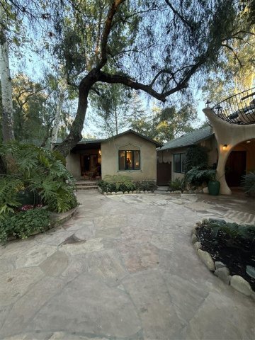 翡翠鬣蜥旅馆-官方