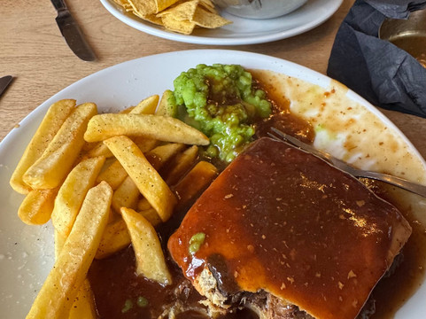 The Woolpack Hotel主图