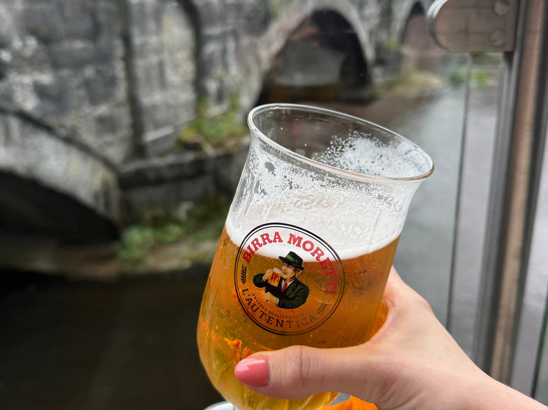 河畔酒店主图