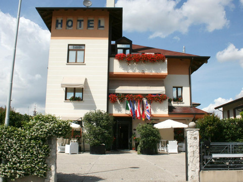 Ronchi Di Campanile酒店住宿-Small Hotel Royal