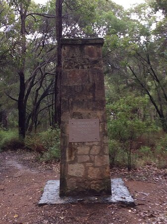 Old Cemetery And Pioneer Memorial景点图片