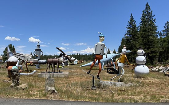 Large Junk Art Sculptures景点图片