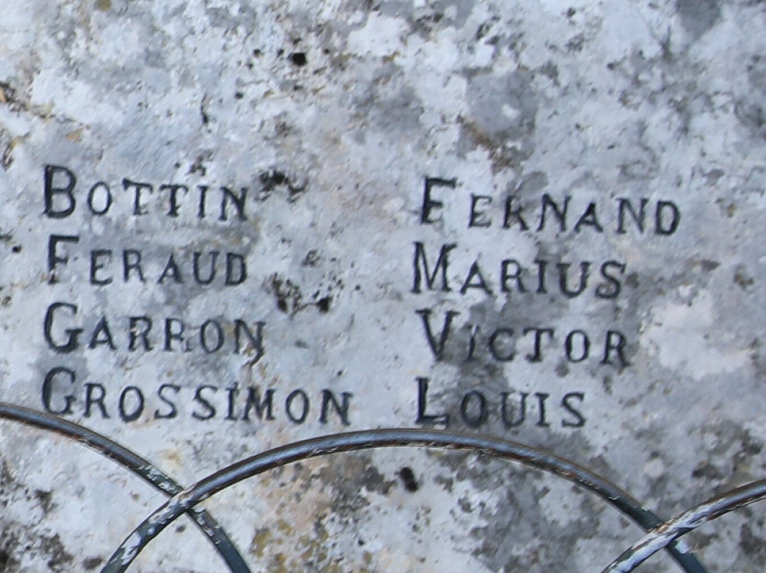 Monument Aux Morts De Moustiers Sainte Marie景点图片