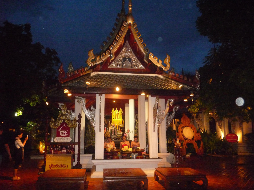 Nong Pa Khrang旅游景点-康托克晚餐