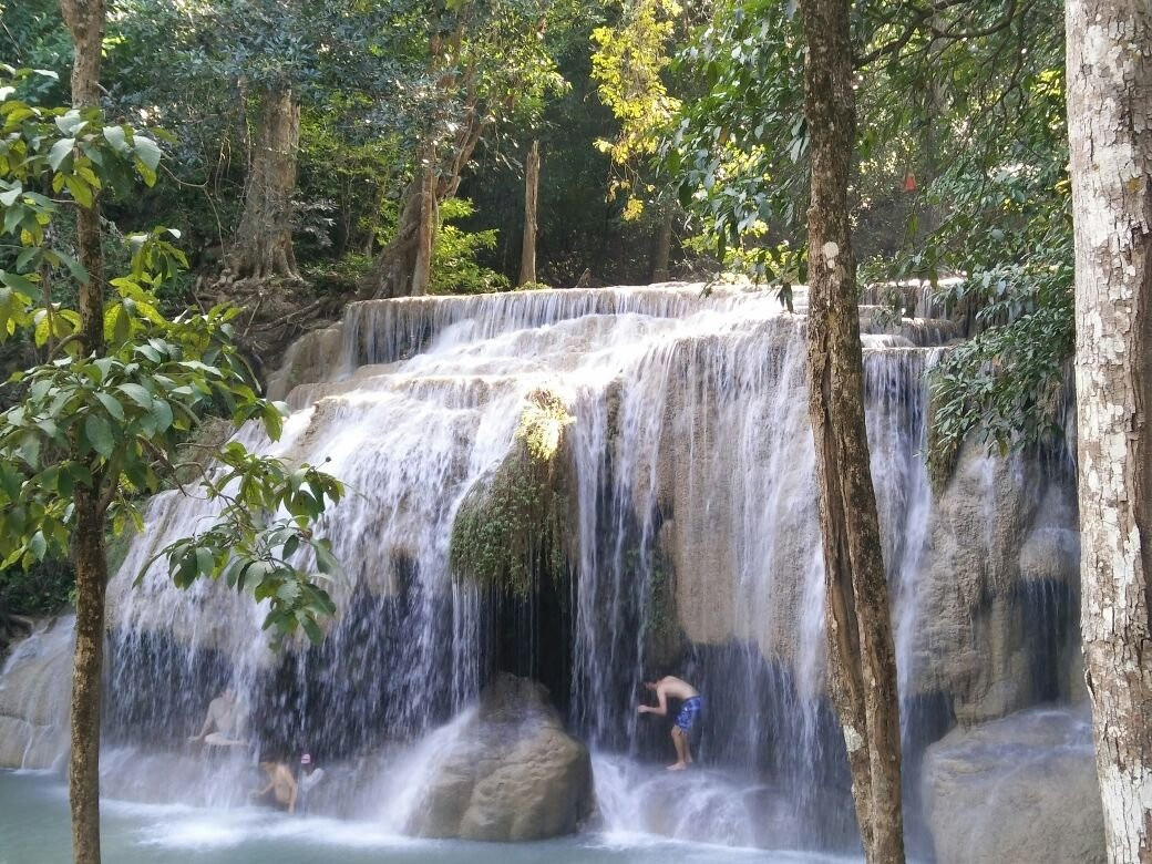 Pha Tad Waterfall景点图片