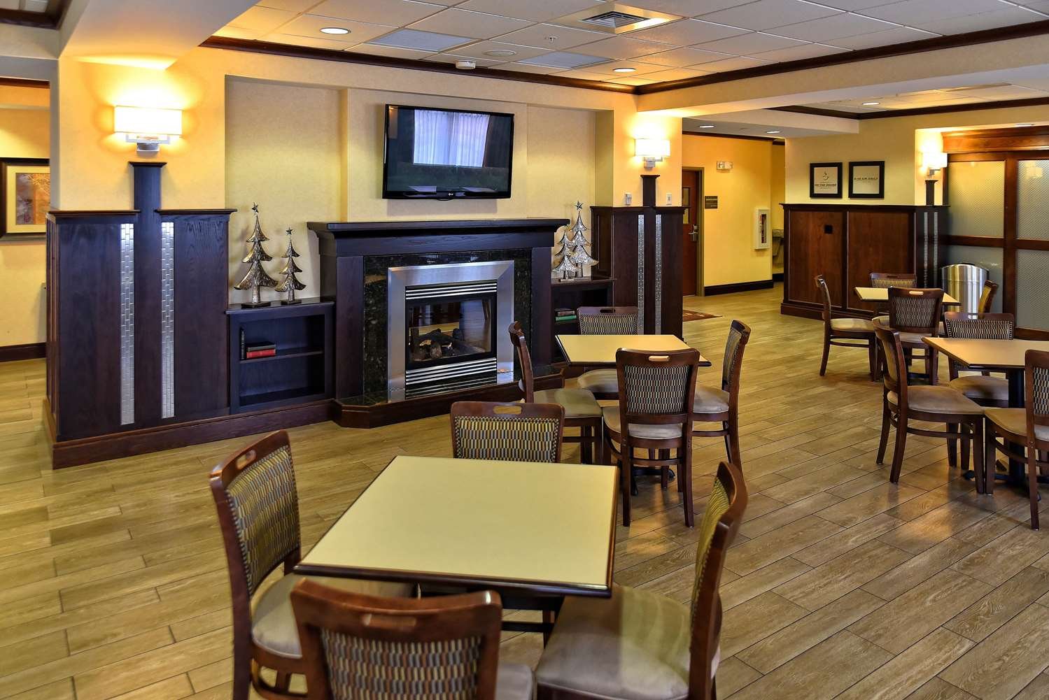 Hampton Inn Geneseo-官方