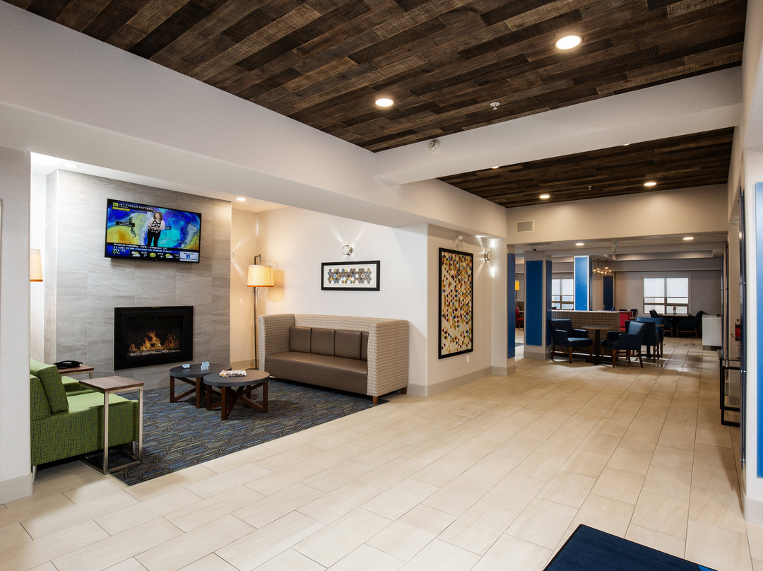 Holiday Inn Express & Suites Grande Prairie by IHG主图