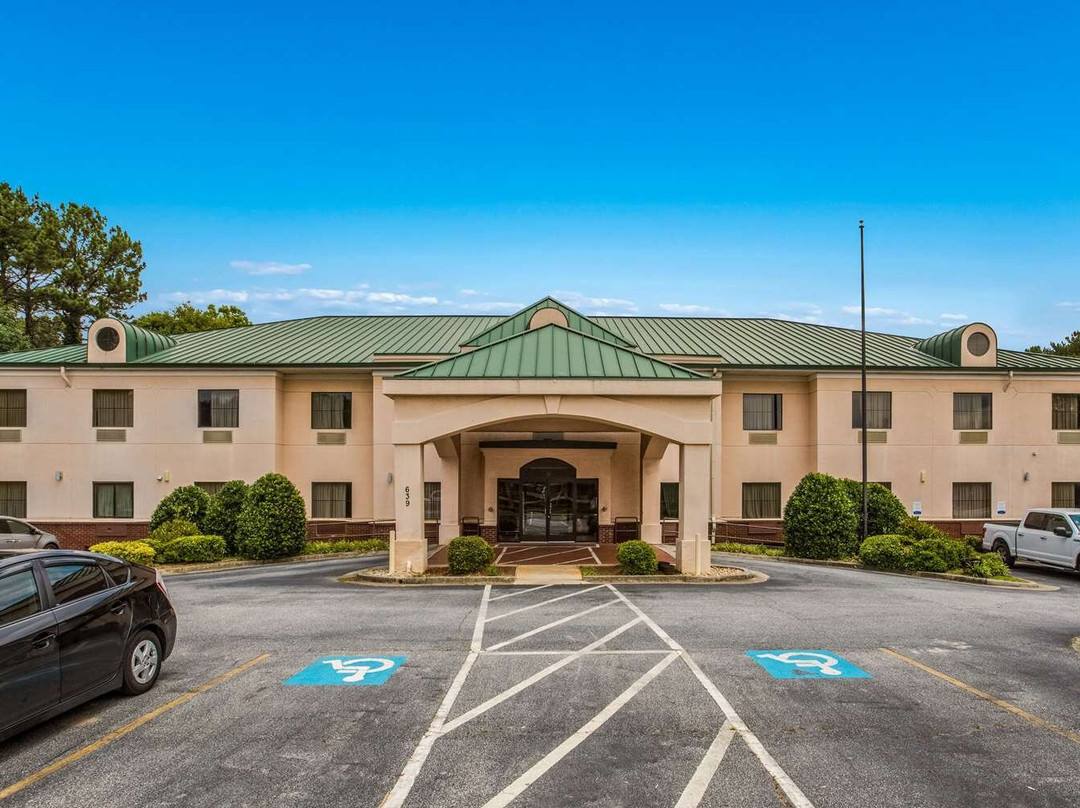 Econo Lodge Inn & Suites