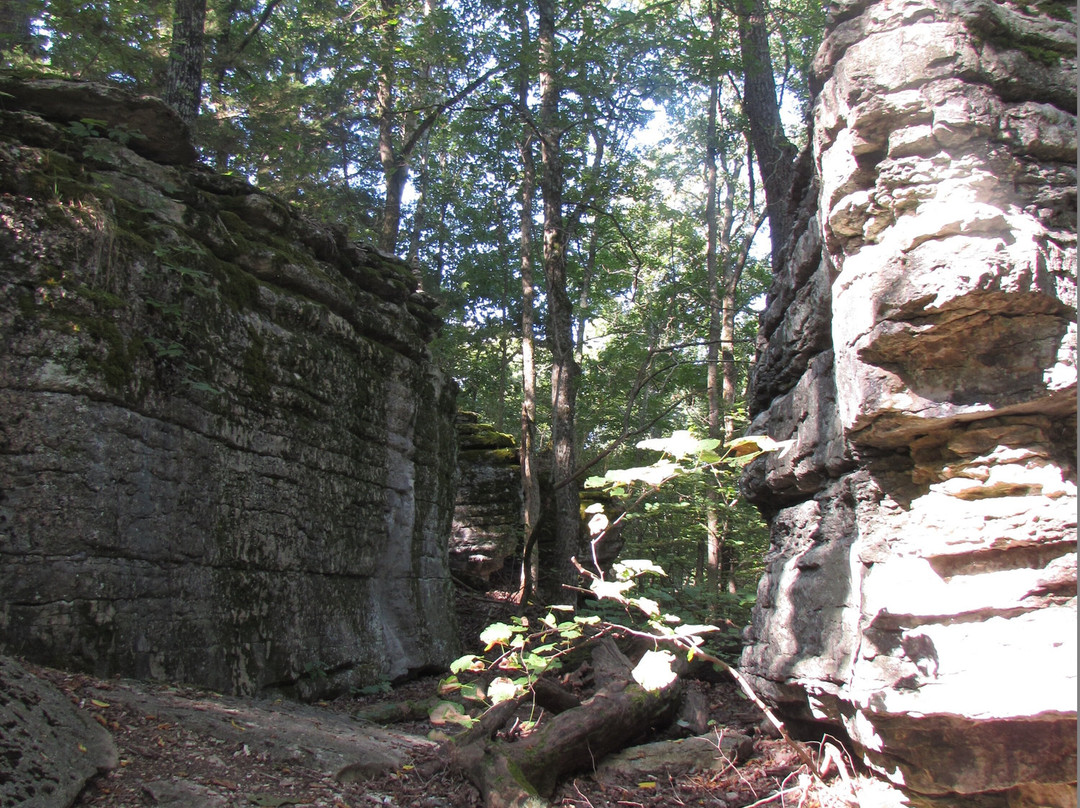 Pivot Rock and Natural Bridge-尤里卡斯普林斯必去景点