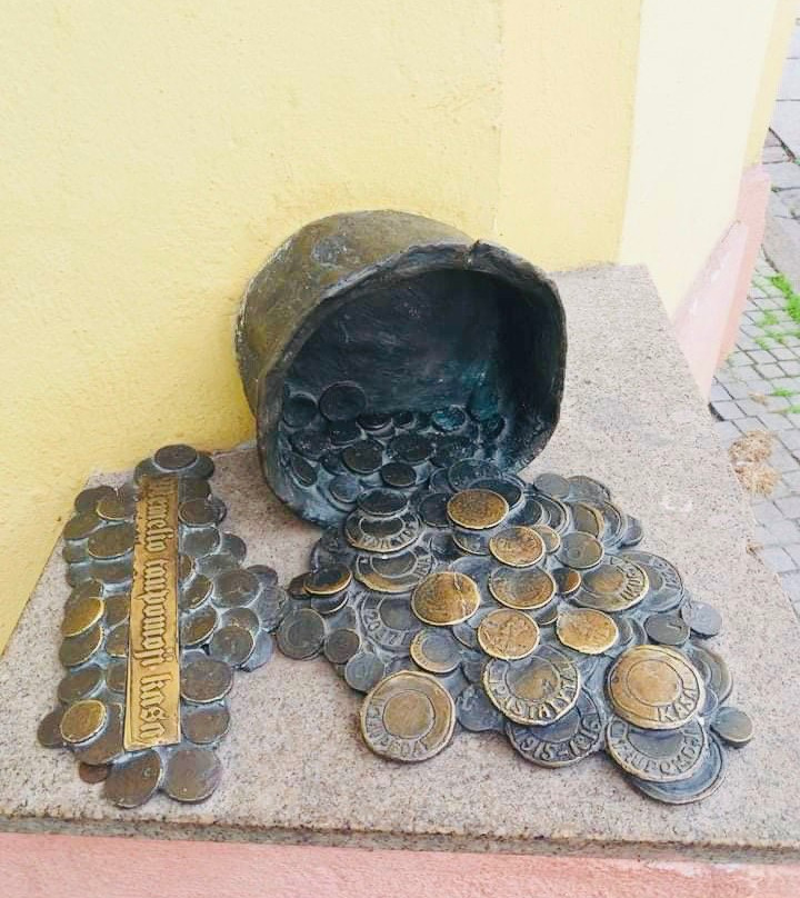 Sculpture The Pot with Money-克莱佩达必去景点