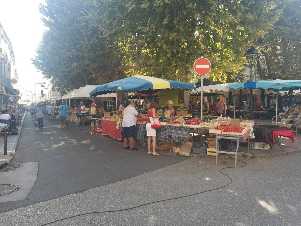 Marche Traditionnel De Meze-Meze必去景点