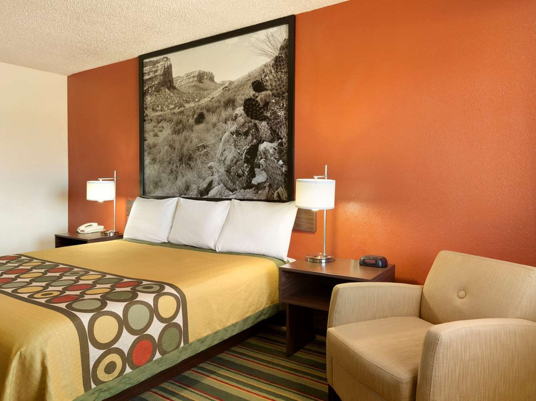 Super 8 by Wyndham Woodward主图