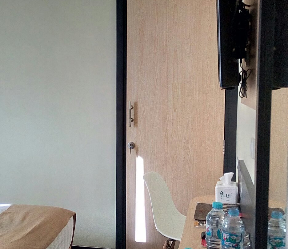 Front One Inn Kediri主图