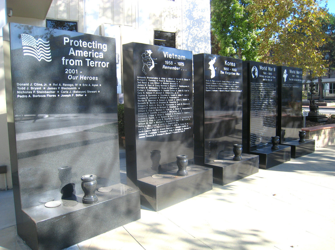 Glendale City Hall Veterans Memorial景点图片