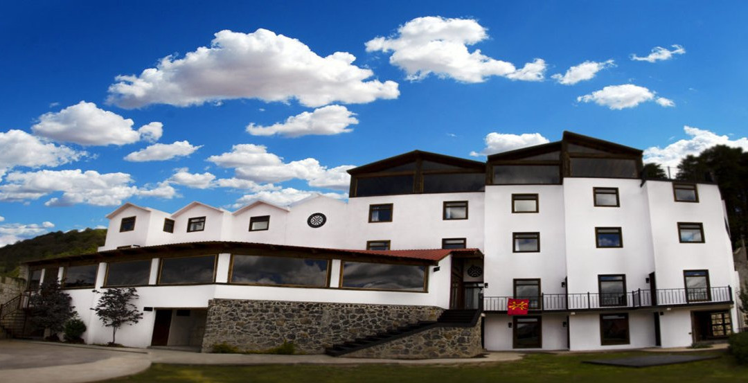 Hotel Santiurde主图