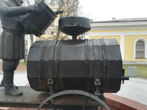 Monument to the Water-Carrier-喀琅施塔得必去景点