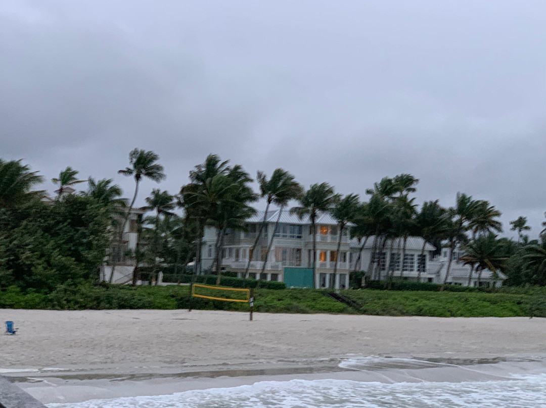 Naples Beach-半月湾必去景点