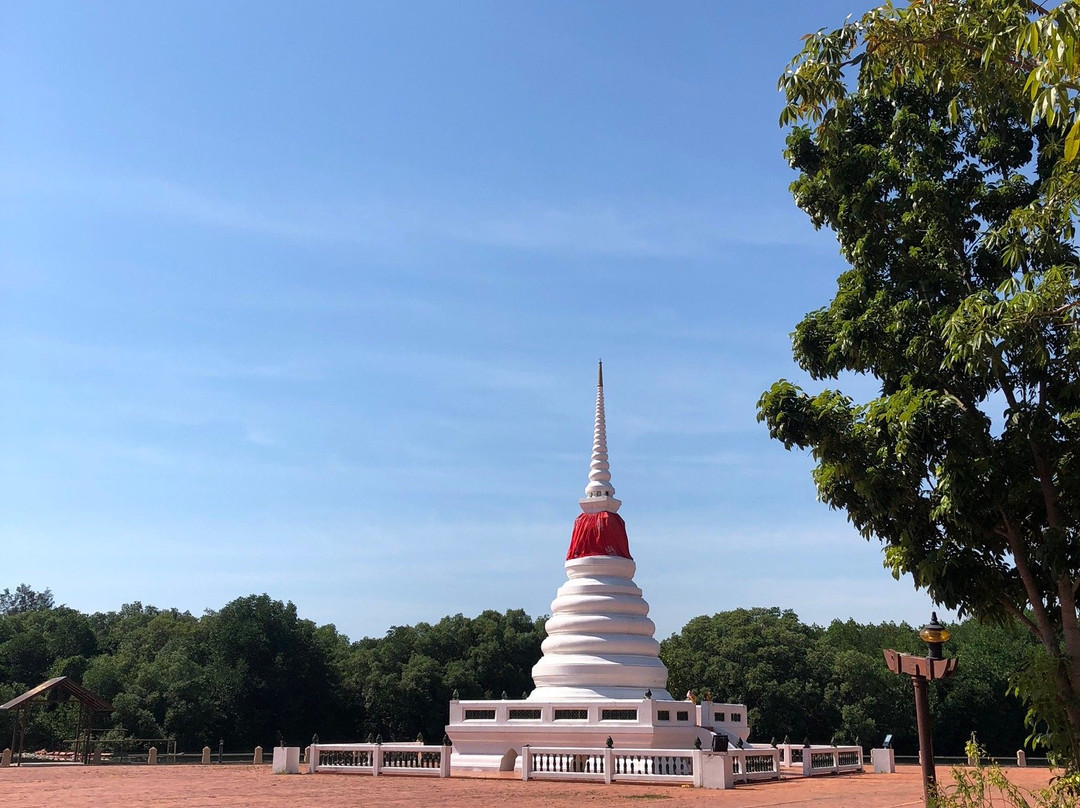 Phra Chedi Klang Nam-罗勇必去景点