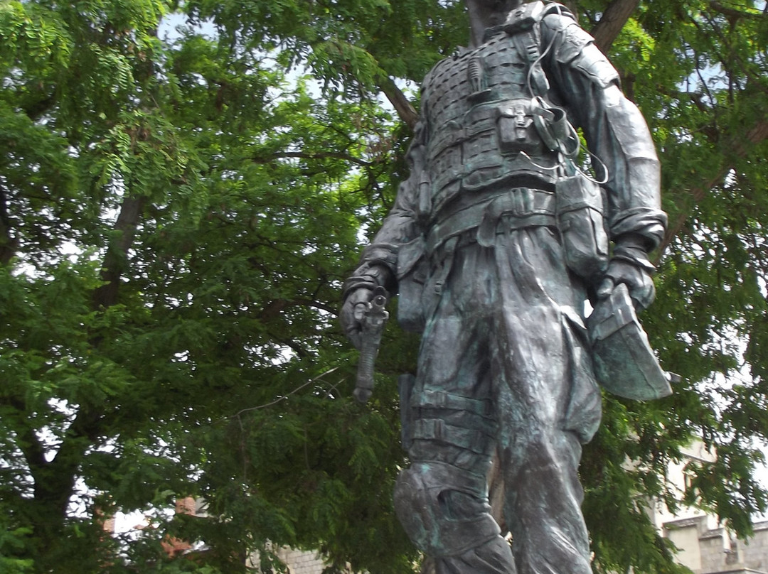 Irish Guardsman Statue-温莎必去景点