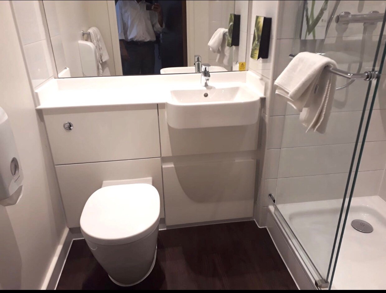 Premier Inn Doncaster (Lakeside) Hotel-浴室