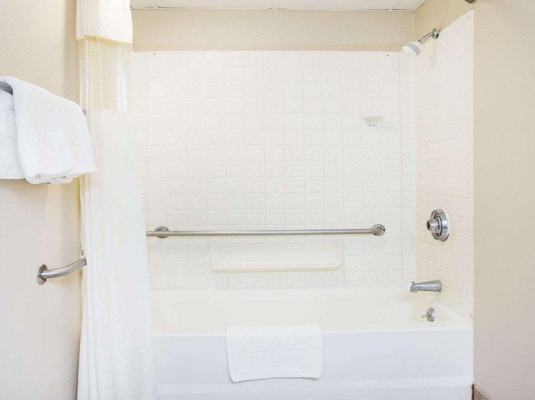 红屋顶酒店罗金厄姆主图