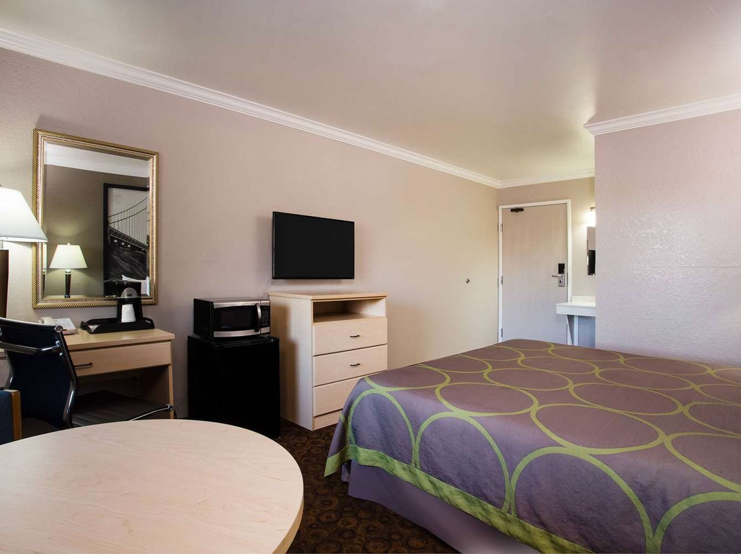 瓦卡维尔速8酒店主图