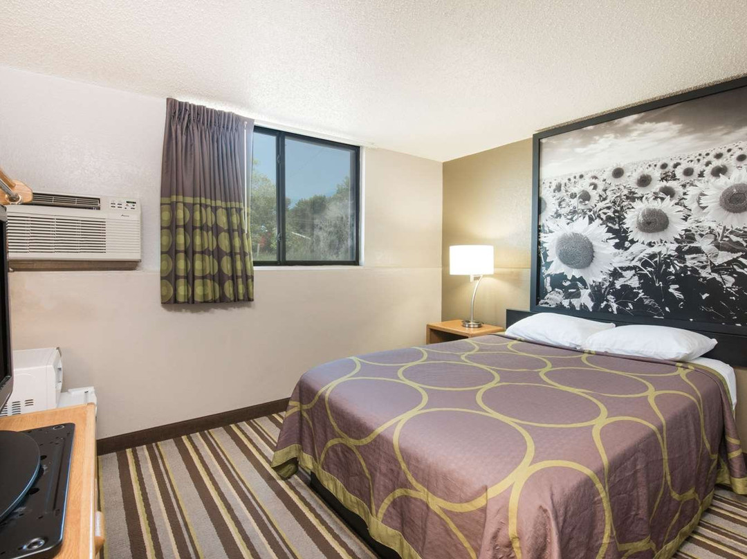 Super 8 by Wyndham Jamestown主图