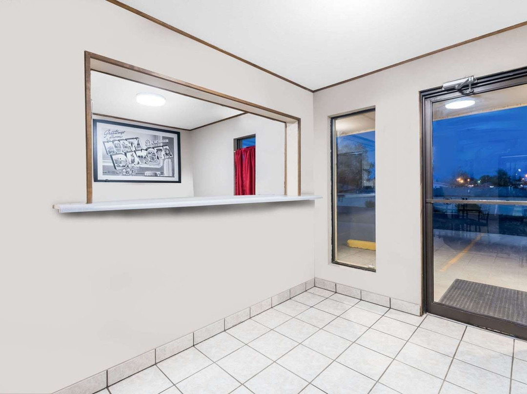 Super 8 by Wyndham Bowman主图