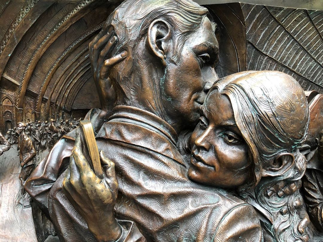 The Meeting Place Statue, St. Pancras Station景点图片