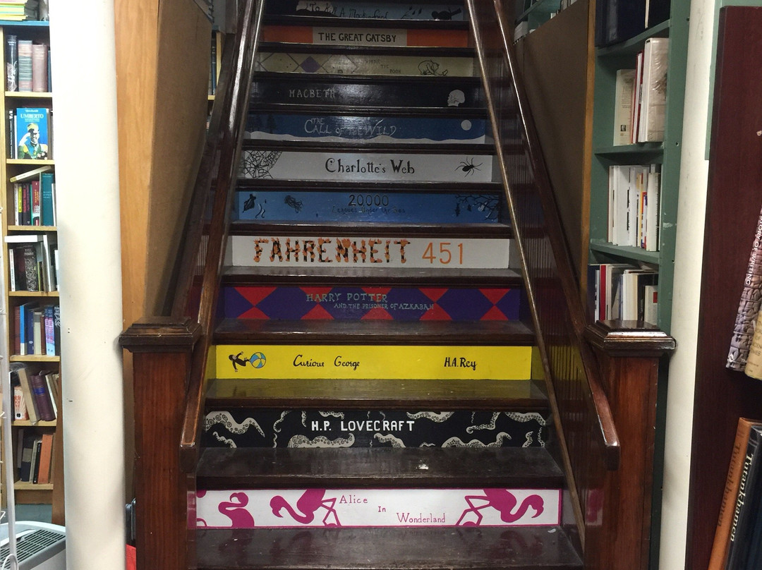 Lowry's Books and More景点图片