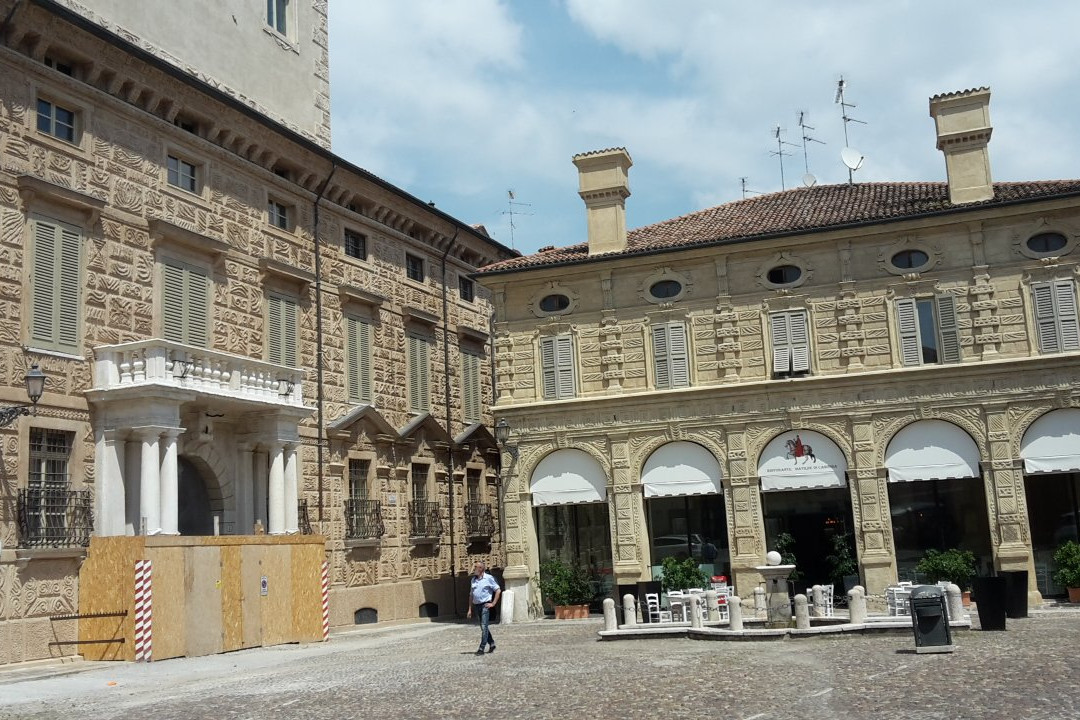 Cerese di Virgilio旅游景点-Piazza Matilde di Canossa