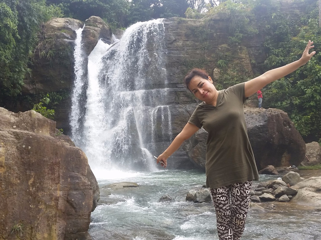 Tundo Telu Waterfall景点图片