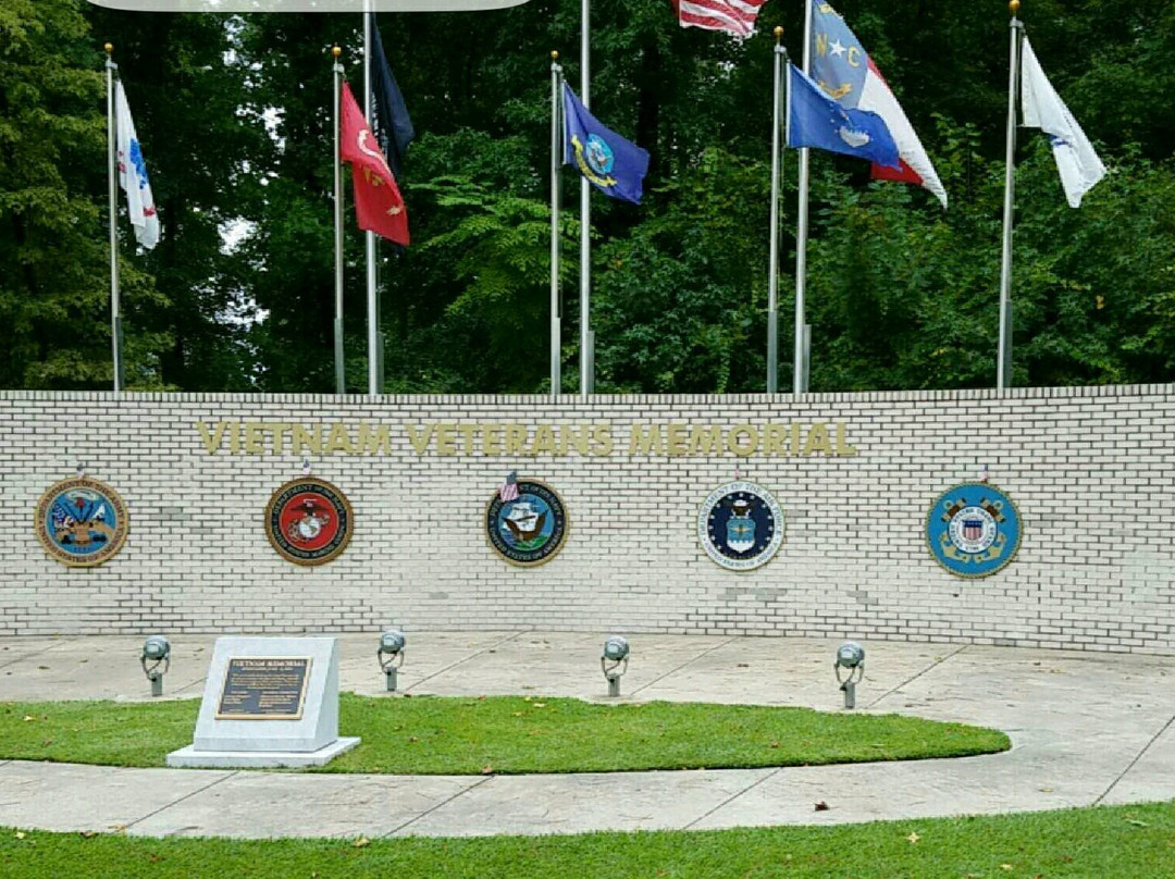 Lejeune Memorial Gardens景点图片