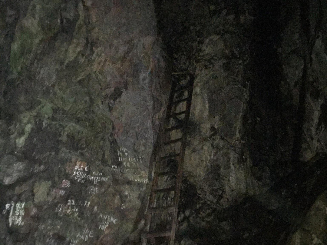 Bremsneshola cave-Bremsnes必去景点