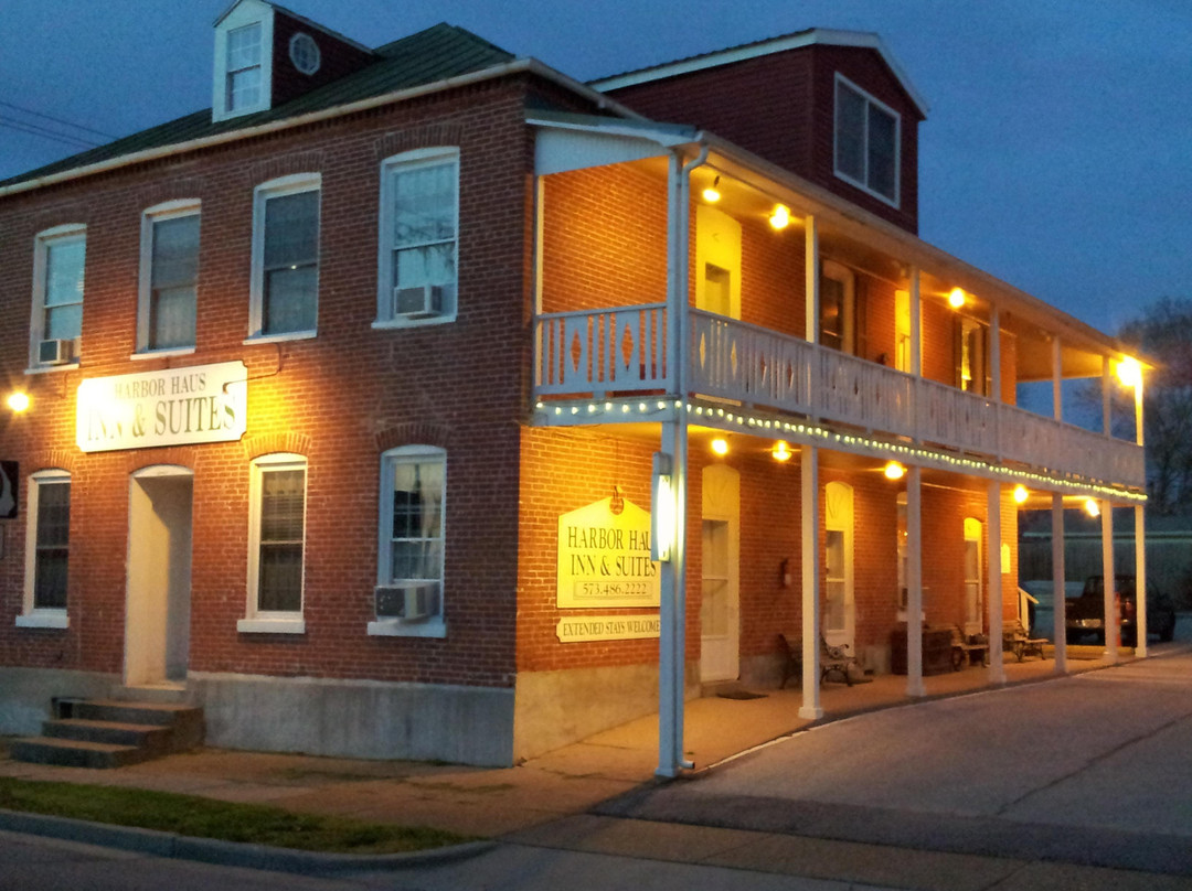 Harbor Haus Inn & Suites