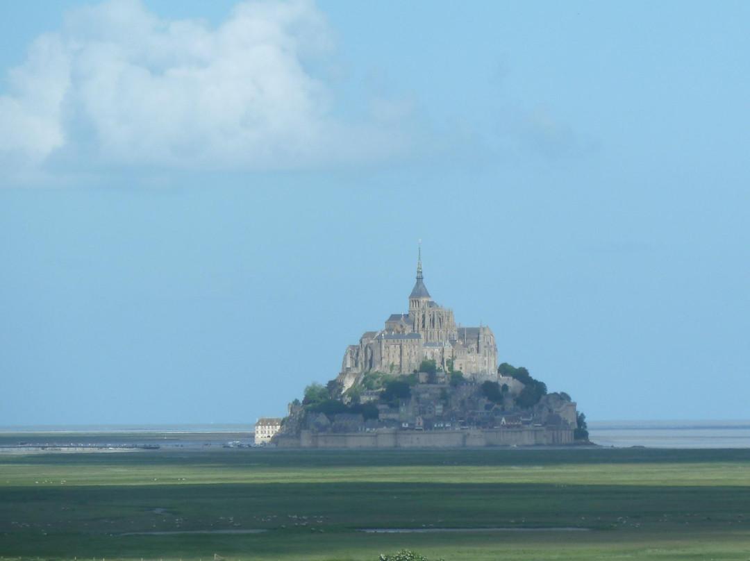 Mausolée du Mont d'Huisnes景点图片