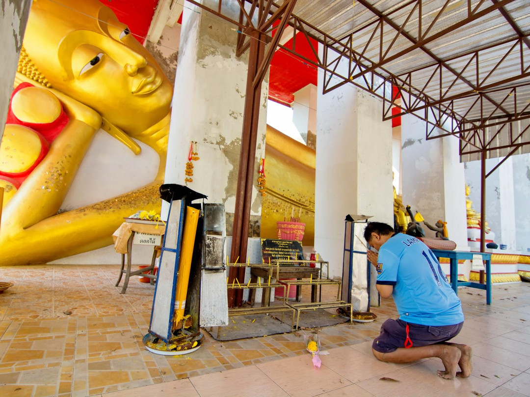 Wat Ratchapaksi (Nok)-红统必去景点