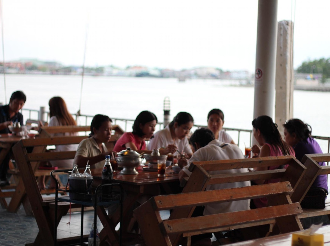 ร้านอาหาร ครัวริมเขื่อน