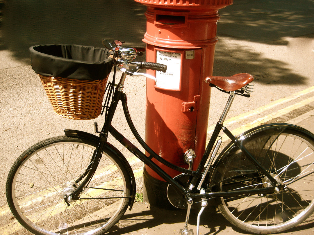 Hampton Court by Bike景点图片