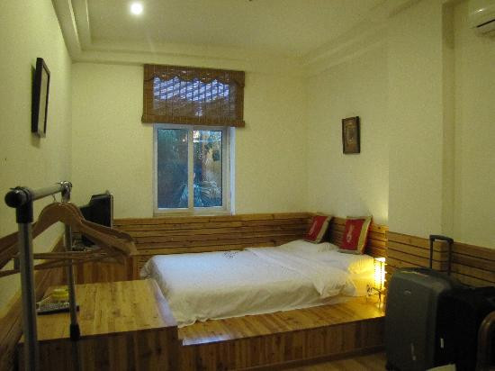 湖畔小屋酒店主图