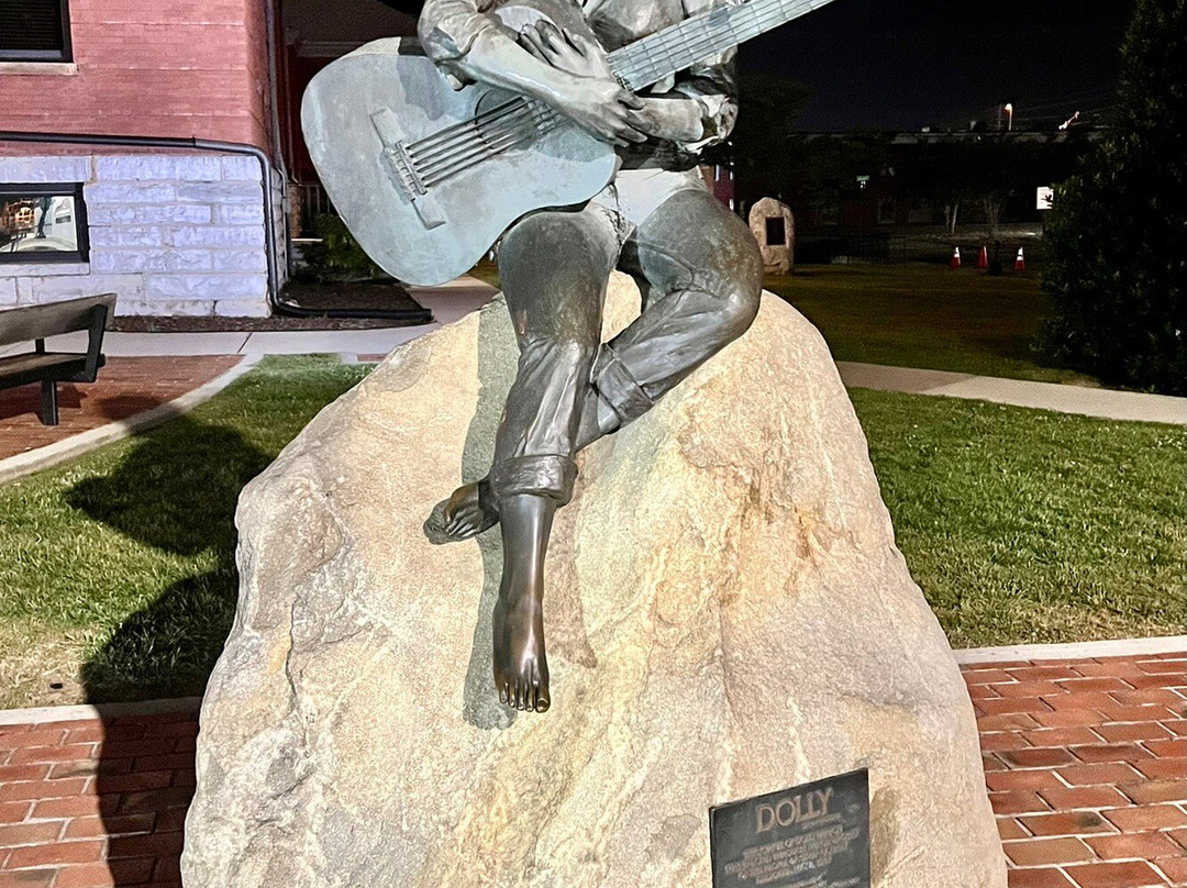Dolly Parton Statue-塞维尔维尔必去景点