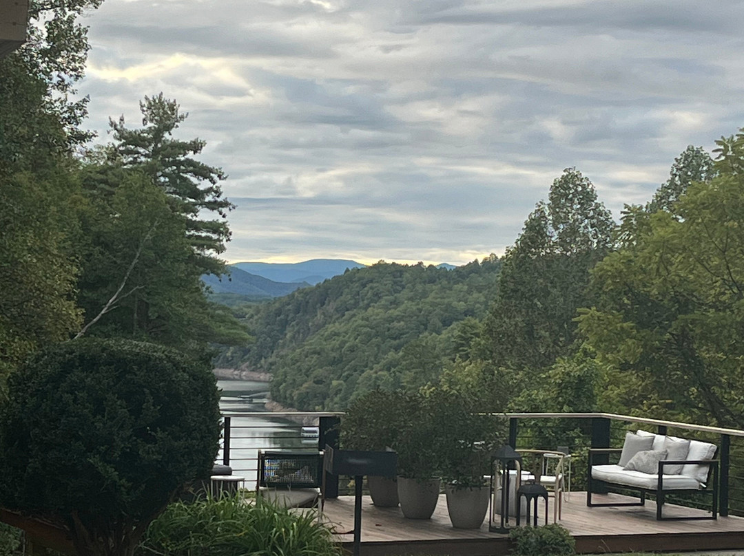 Lakeview at Fontana Inn & Treetop Soaking Cabanas主图