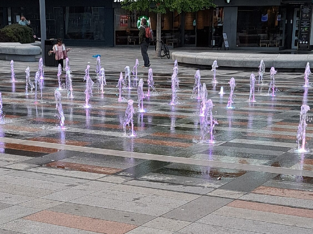 Queen's Square Fountain景点图片