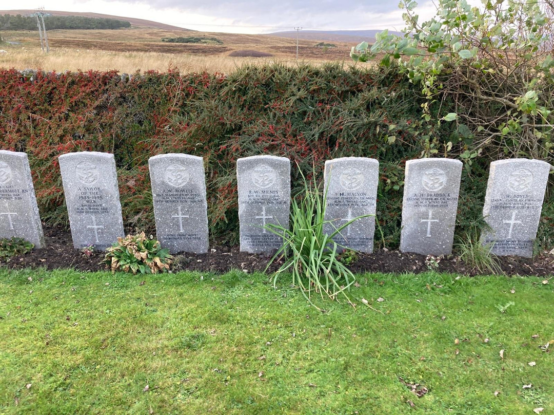 Lyness Royal Naval Cemetery景点图片