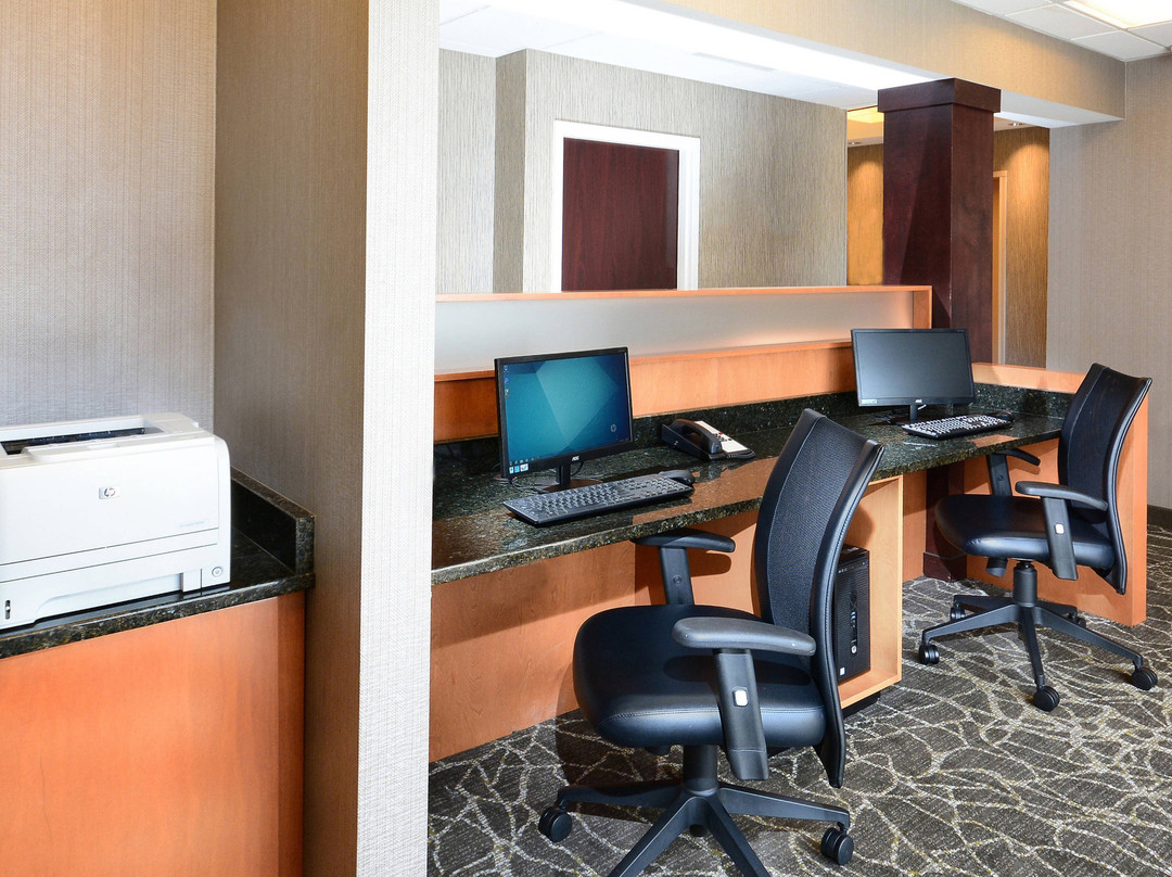 林奇堡春季山丘套房酒店主图