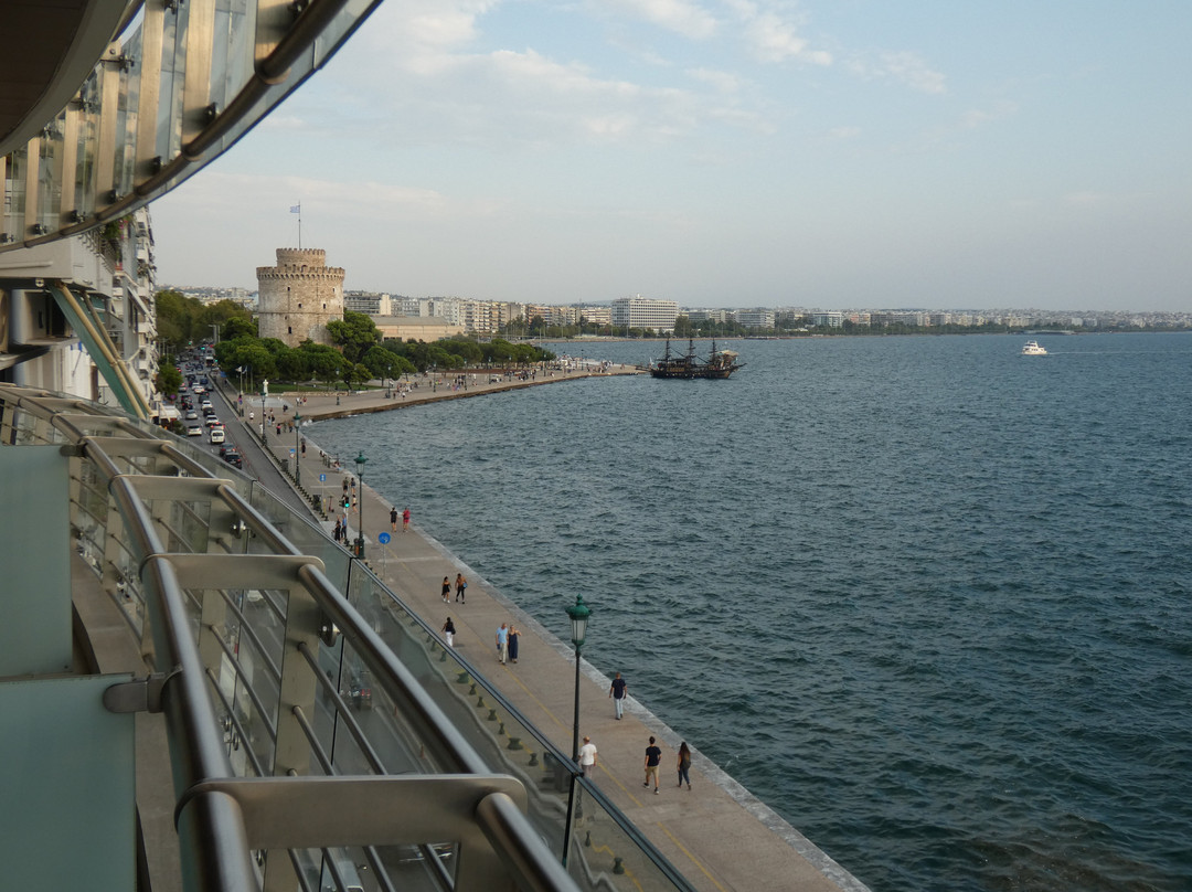 戴奥斯尊享人生酒店主图