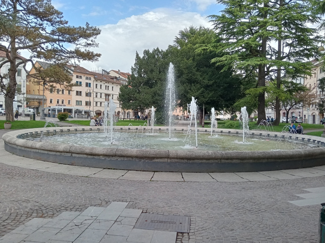 Piazza dei Martiri o Campedel景点图片